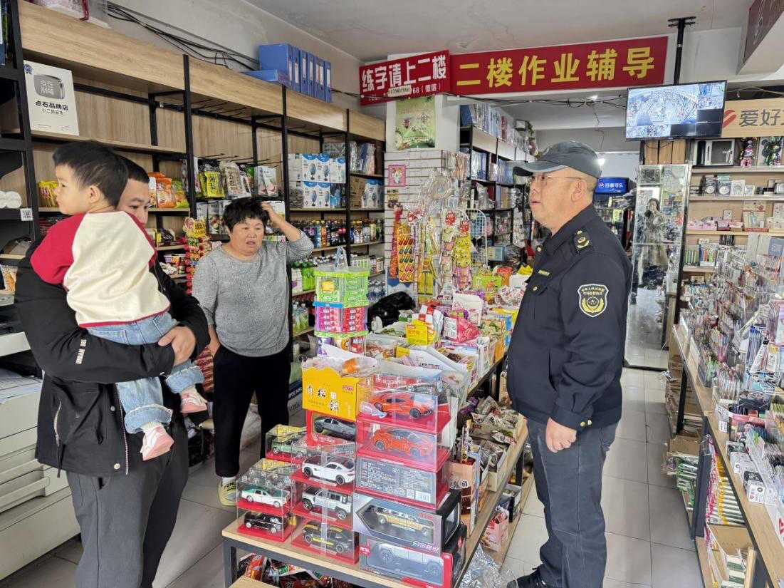 呼和浩特經(jīng)濟(jì)技術(shù)開(kāi)發(fā)區(qū)市場(chǎng)監(jiān)管分局織密校園安全網(wǎng) 開(kāi)展校園周邊專(zhuān)項(xiàng)檢查